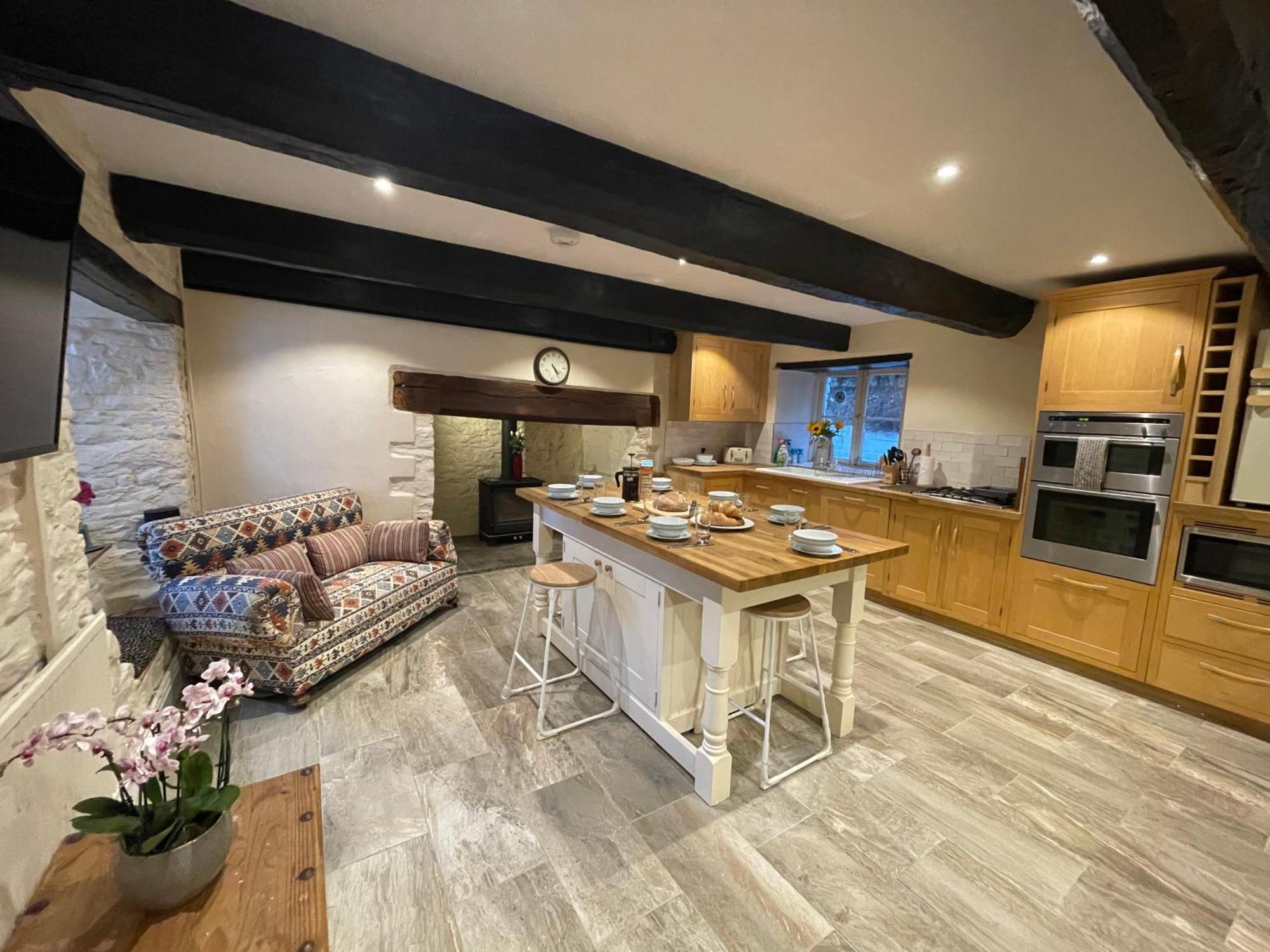 Large Historic Farmhouse In Rhondda Valley Perfect For Groups With Hot Tub Blaencwm 外观 照片